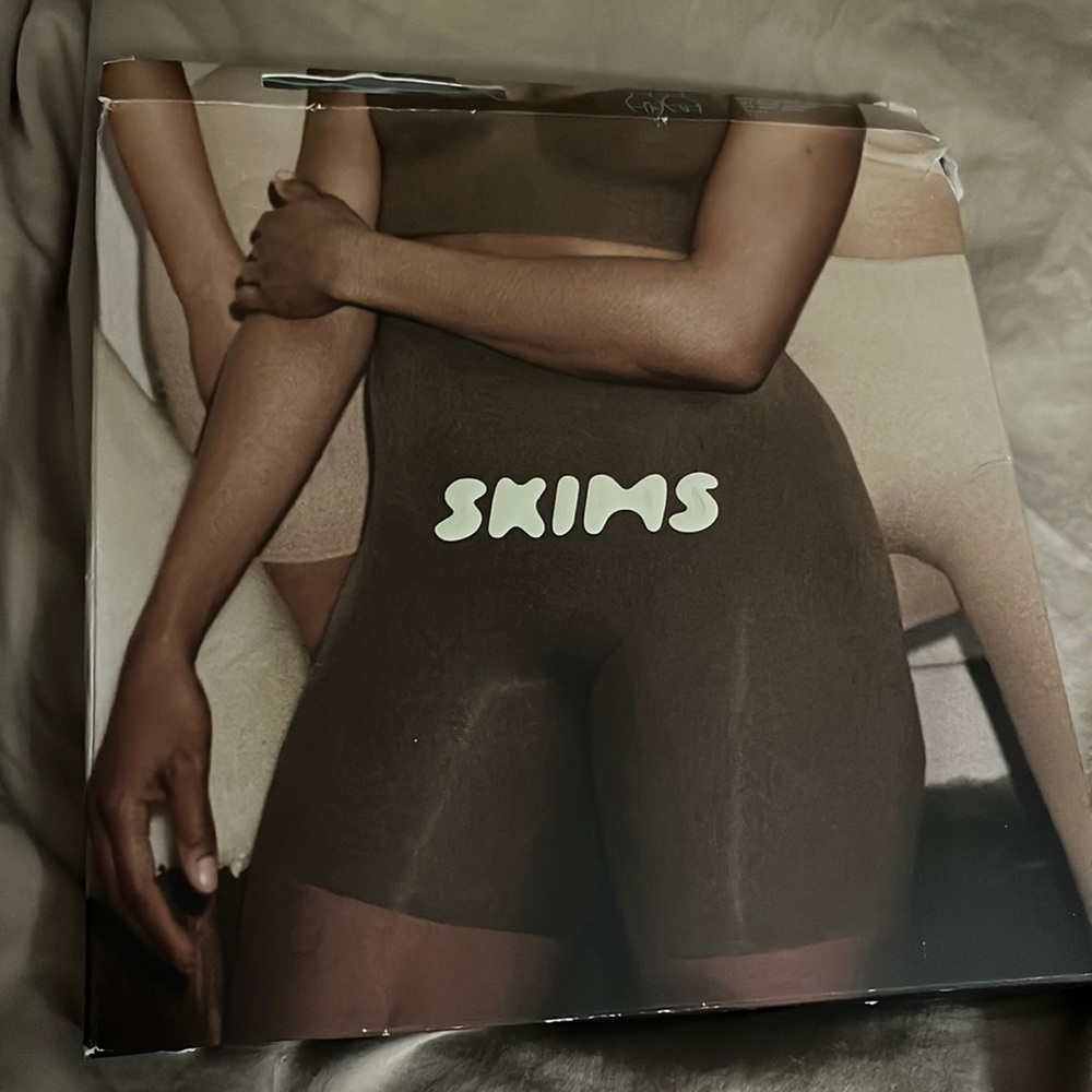 Skims size Lg/XL Clay Sculpt mid thigh high waisted mid thigh shorts with gusset
